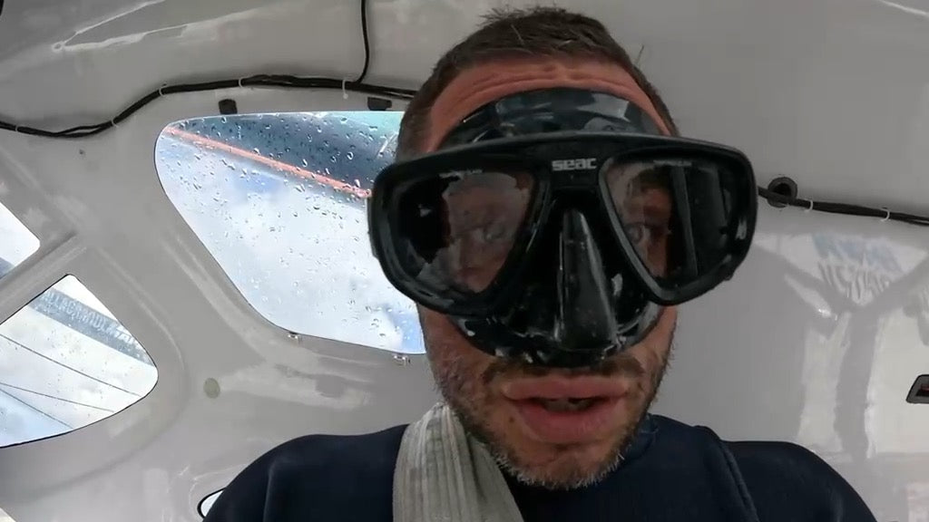 Vendée Arctique, Ambrogio Beccaria si tuffa sotto l’IMOCA “Allagrande Mapei” per liberare la chiglia da una rete da pesca